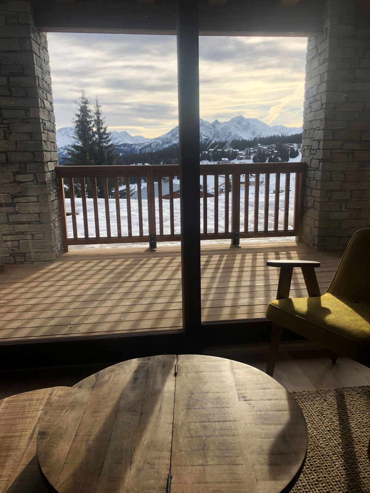 Séjour de l'appartement aux Saisies ouvert sur le balcon et la vue montagne